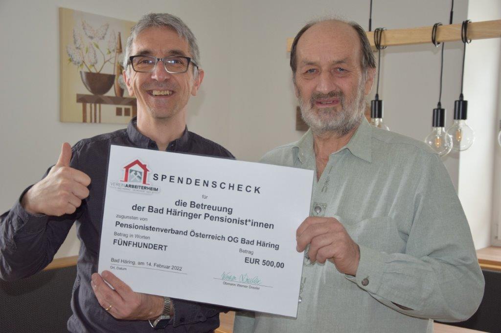 Werner Drexler übergibt den Spendenscheck an PVÖ-Obmann Hanspeter Ager